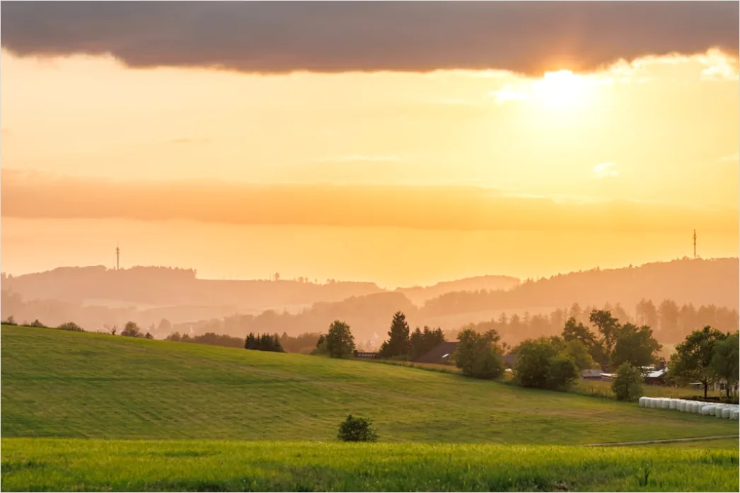 Zug Bei Sonnenaufgang Auf Gleisen Foto 140b