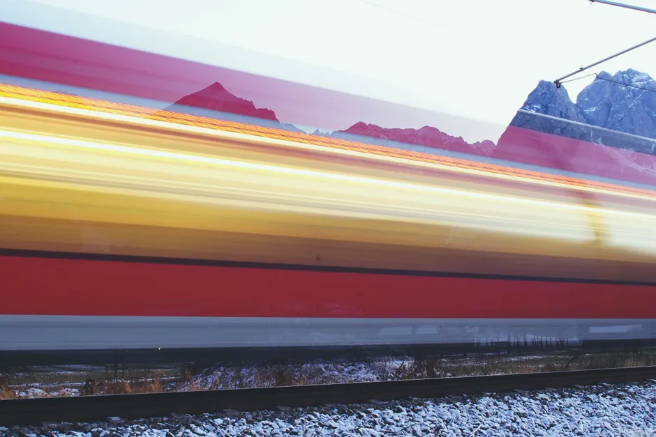Zug Faehrt Durch Berglandschaft Bild 07ff