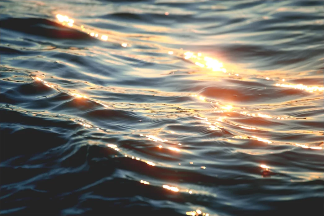 Blaues Wasser Mit Lichtreflexionen Ebb2