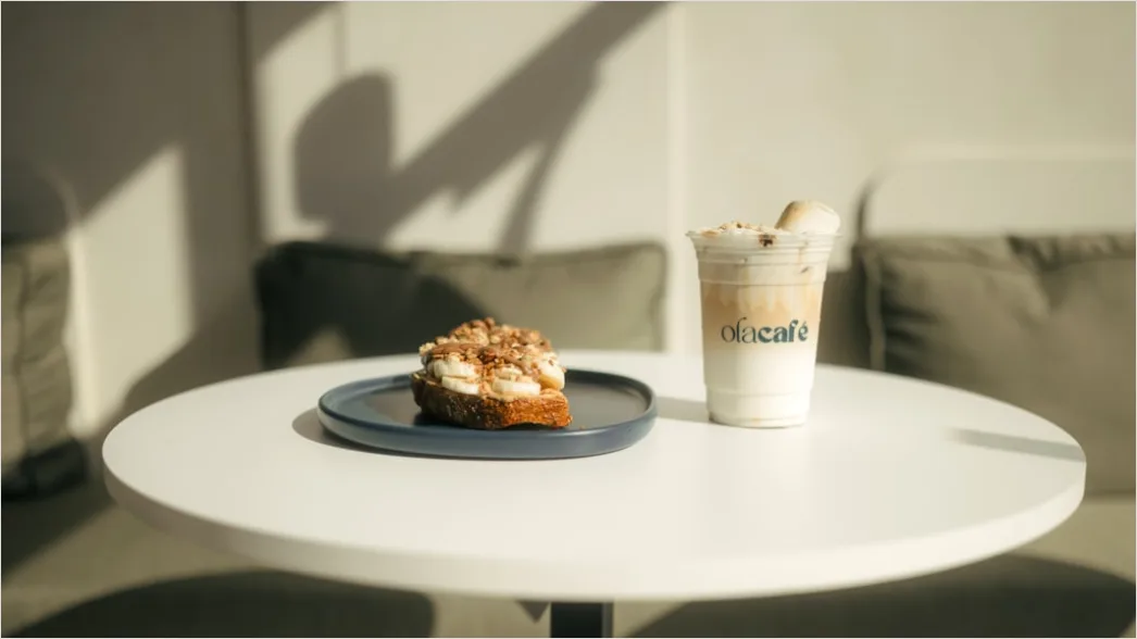 Digitale Nomadin Arbeitet Im Cafe Foto 7640