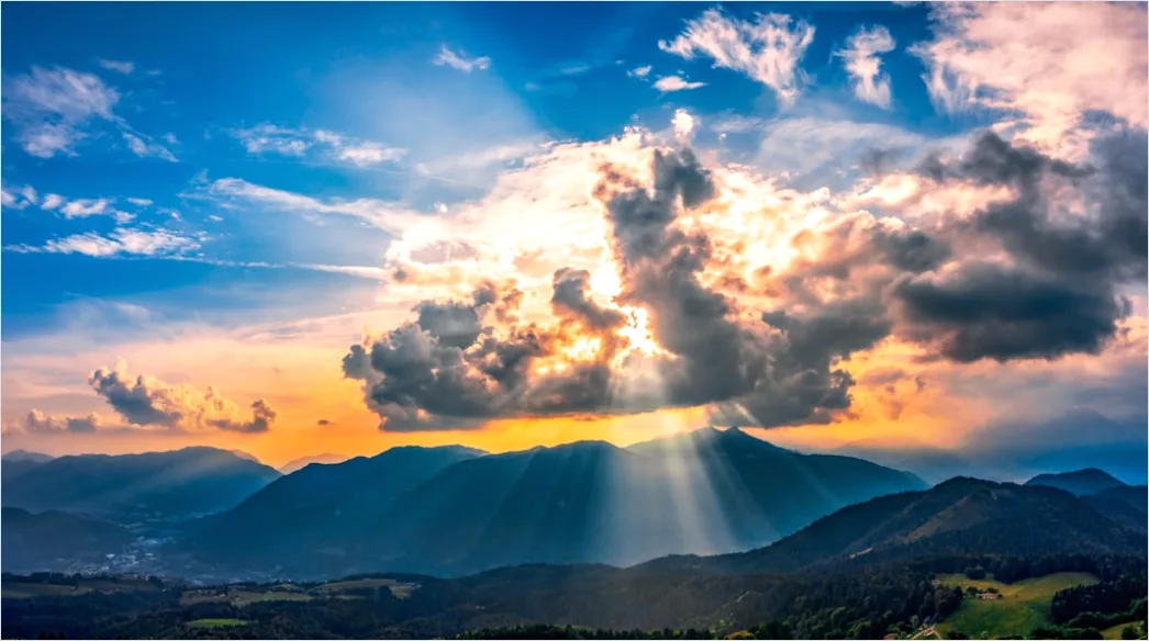 Dramatischer Sonnenuntergang Mit Wolken F12d