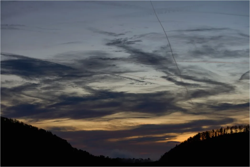 Detail Dramatischer Sonnenuntergang Mit Wolken Number 12