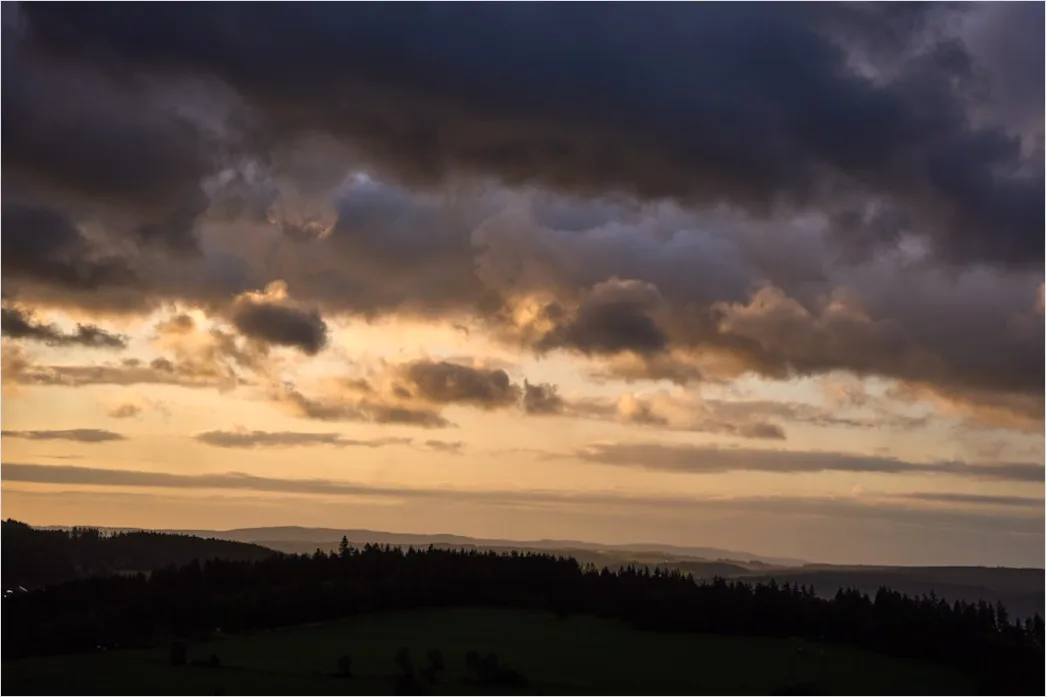 Detail Dramatischer Sonnenuntergang Mit Wolken Number 14