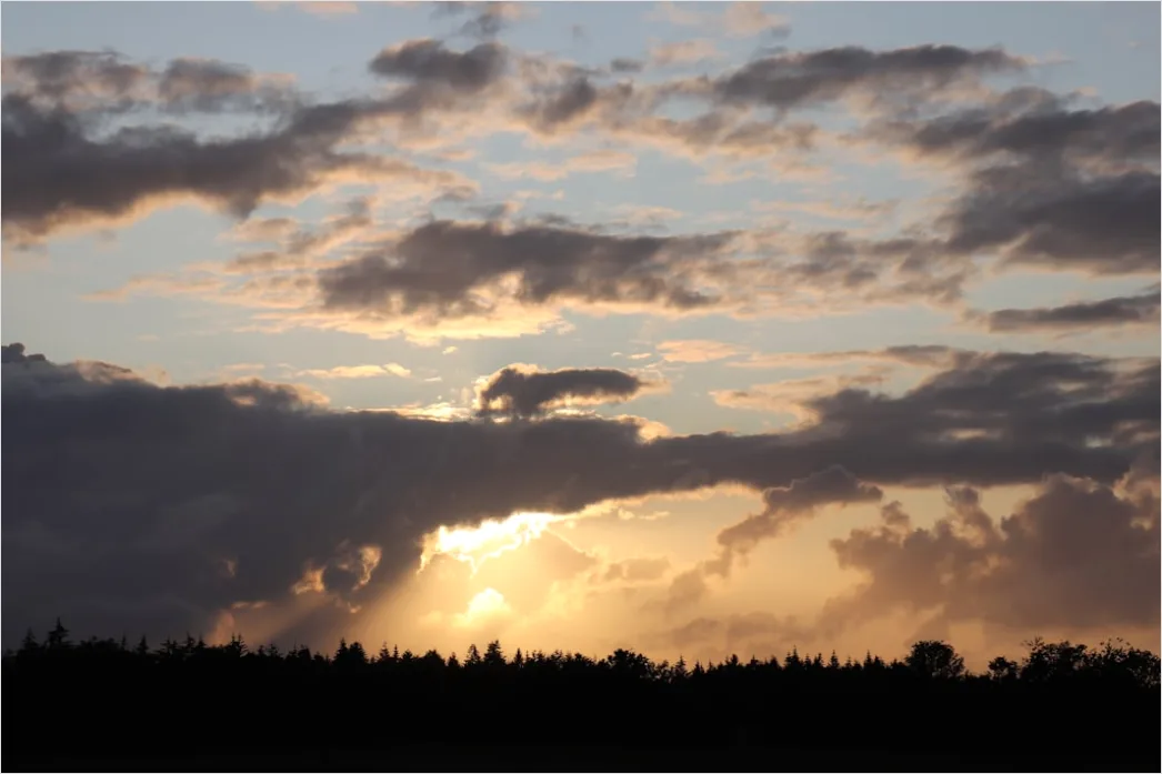 Detail Dramatischer Sonnenuntergang Mit Wolken Number 15