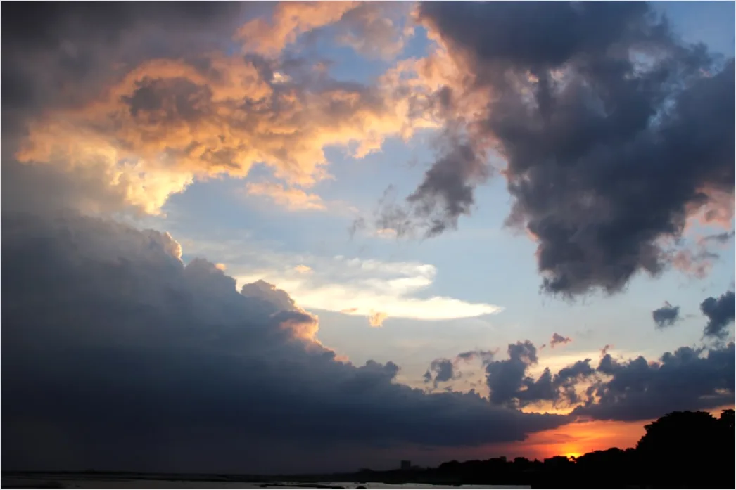 Detail Dramatischer Sonnenuntergang Mit Wolken Number 3