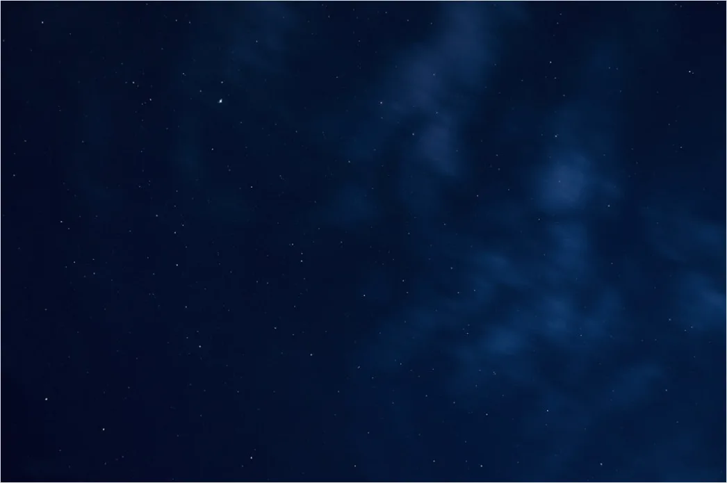Dunkelblauer Himmel mit vielen Sternen