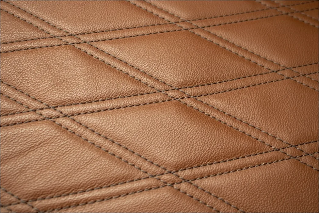 Dunkelbraunes Leder Mit Sichtbaren Naehten F37d