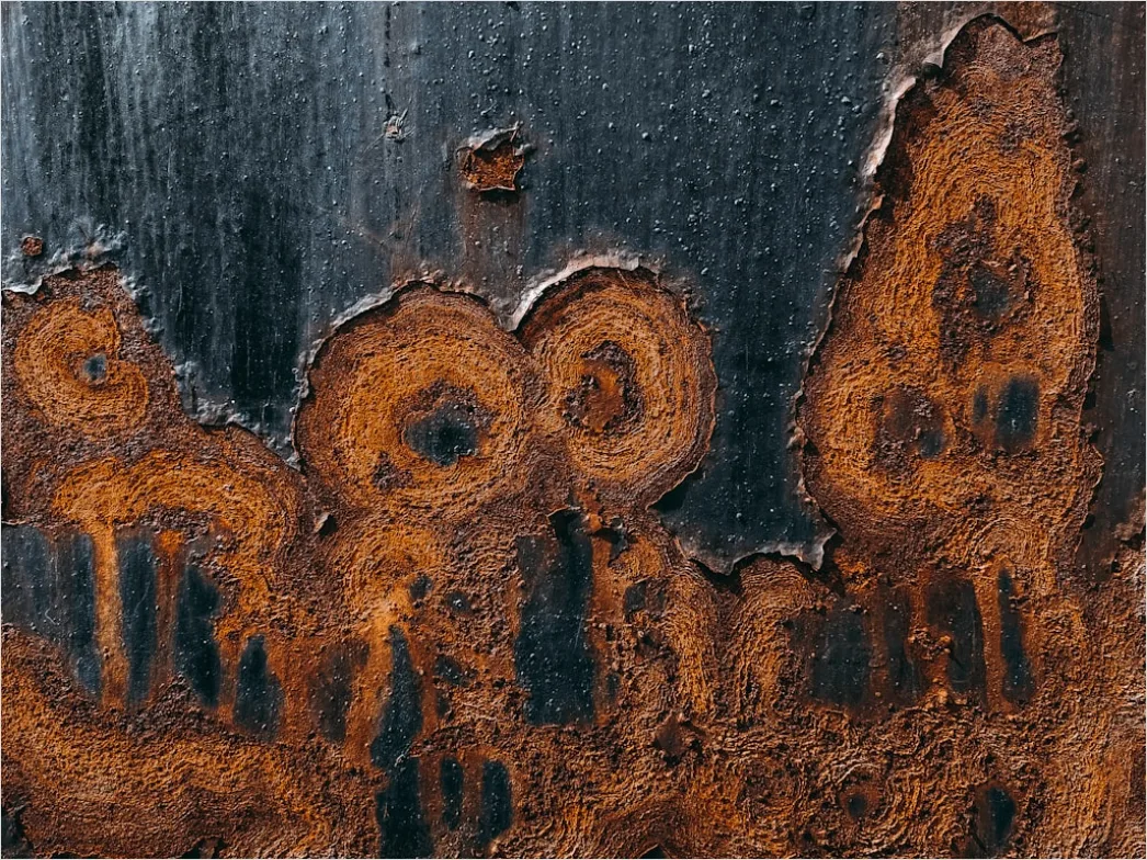 Dunkle Eisenwand Mit Rostflecken 17a8