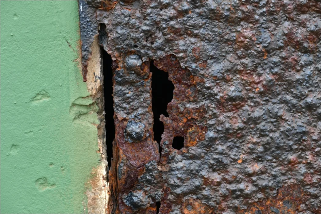 Detail Dunkle Eisenwand Mit Rostflecken Number 16