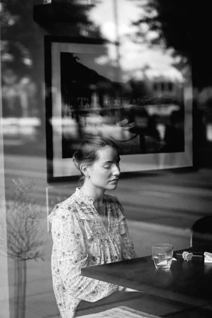 Elegante Frau Im Cafe Bild 9efb