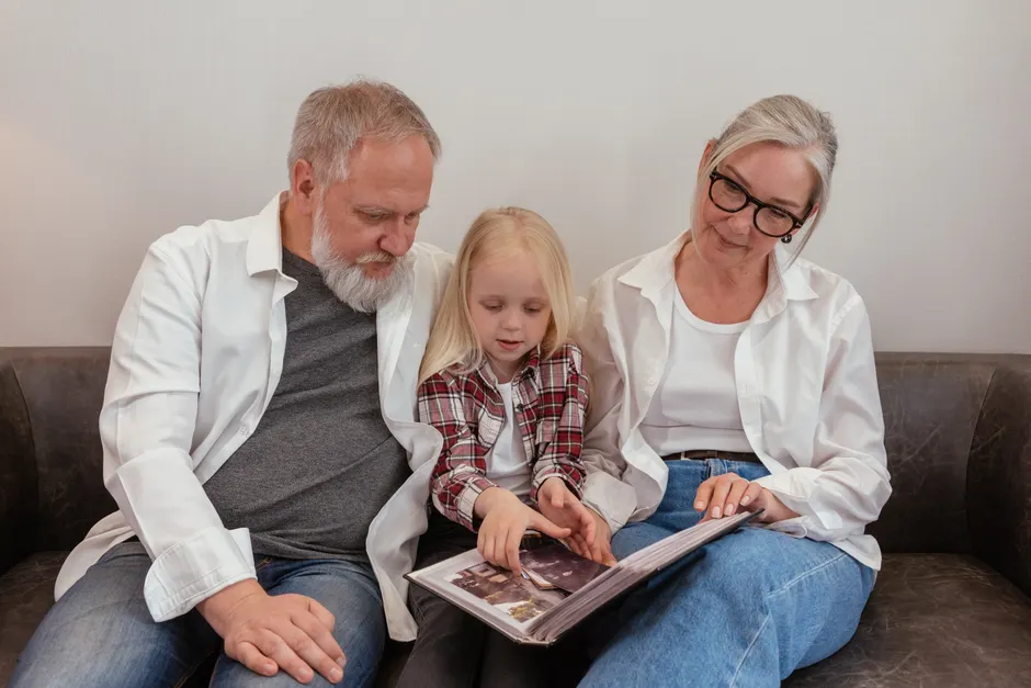 Familie Auf Dem Sofa Im Wohnzimmer Foto 9c07