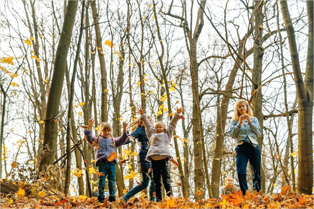 Familie Beim Spazierengehen Im Herbst Foto 2e95