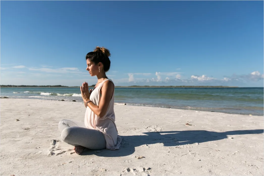 Detail Frau Macht Yoga Am Strand Bild Number 4