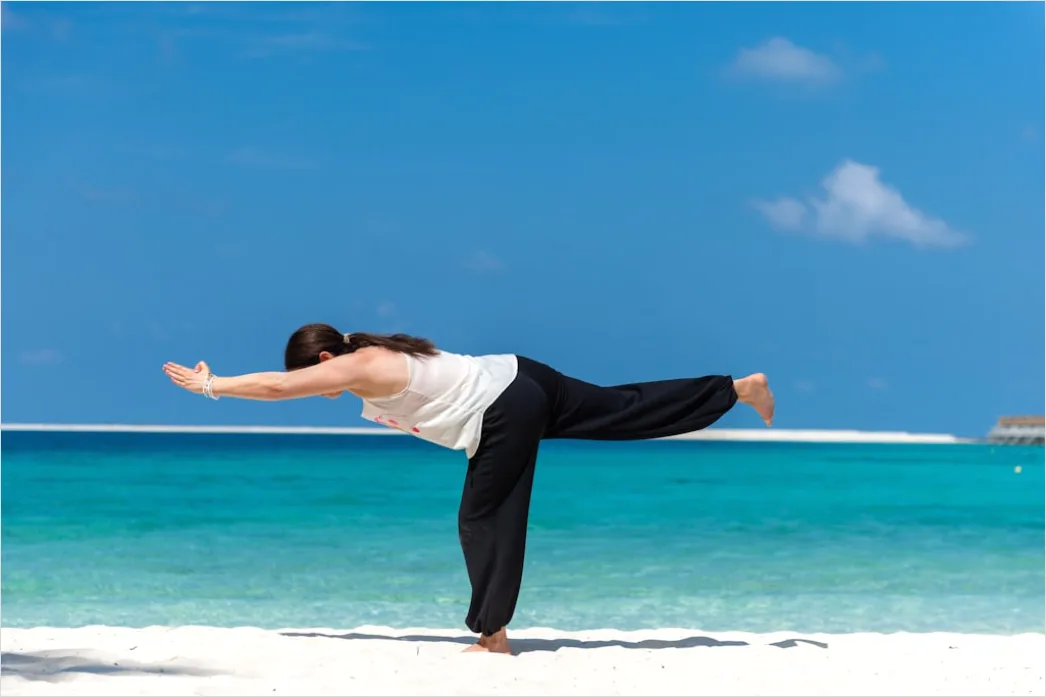 Detail Frau Macht Yoga Am Strand Bild Number 7