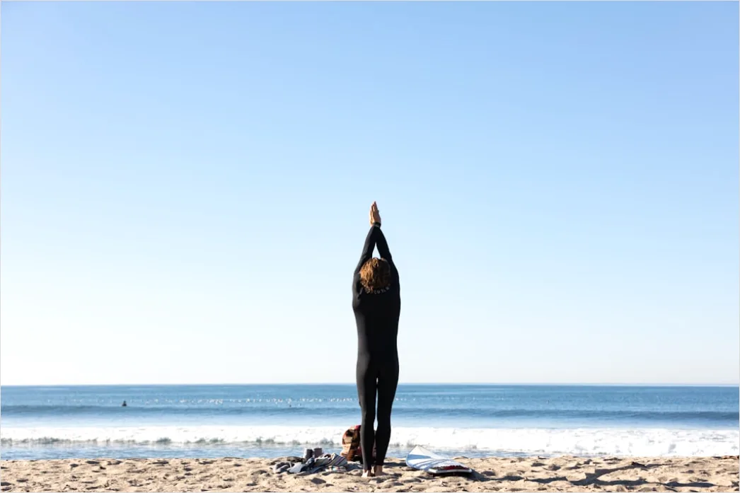 Detail Frau Macht Yoga Am Strand Bild Number 9