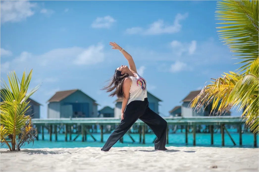 Detail Frau Macht Yoga Am Strand Bild Number 10