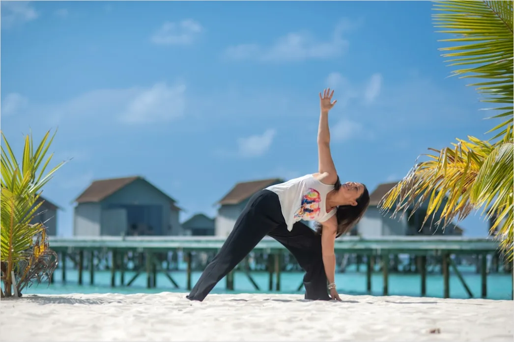 Detail Frau Macht Yoga Am Strand Bild Number 11