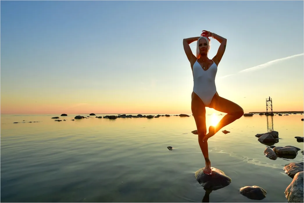 Detail Frau Macht Yoga Am Strand Bild Number 13