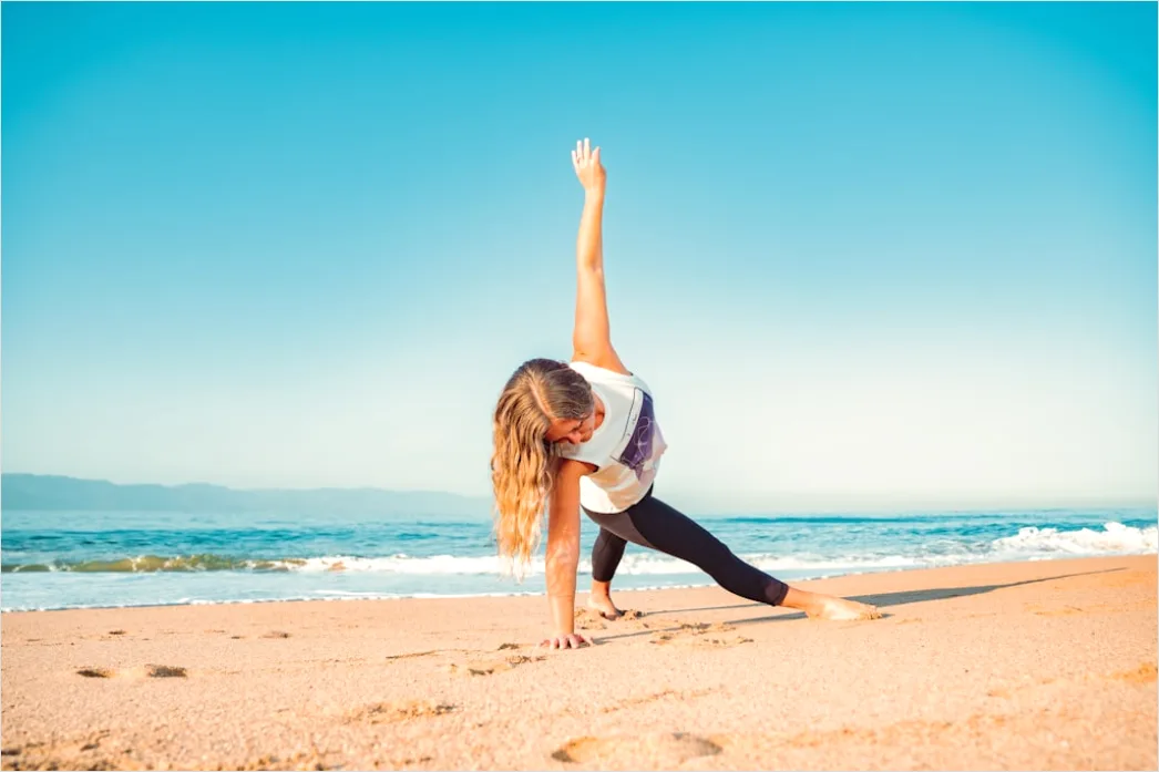 Frau Macht Yoga Am Strand Bild 7760