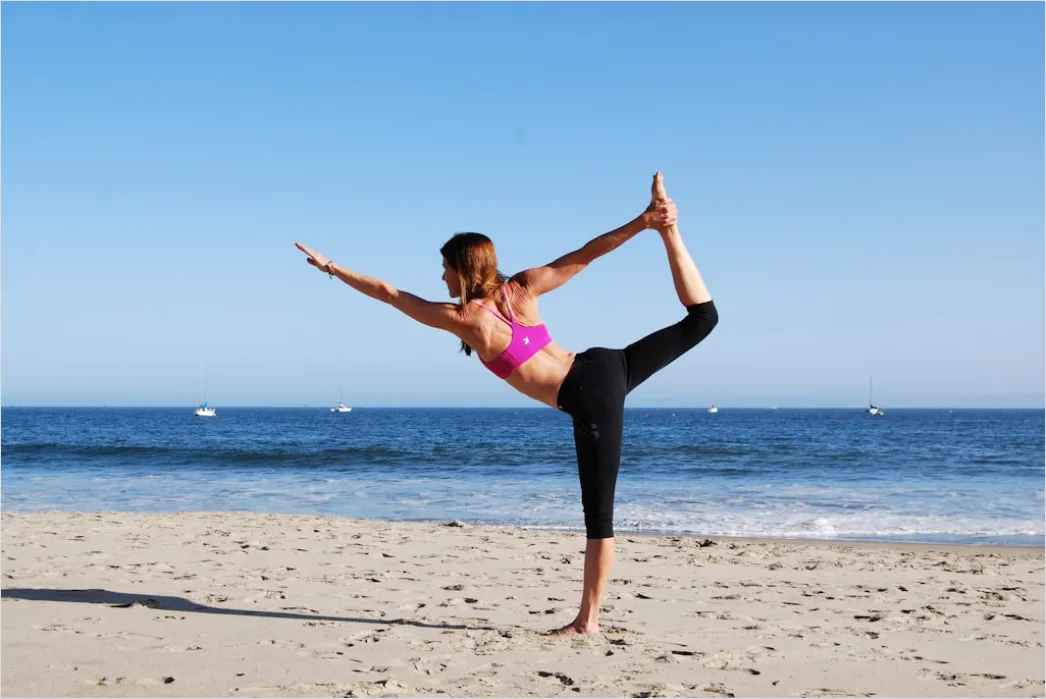 Detail Frau Macht Yoga Am Strand Bild Number 2