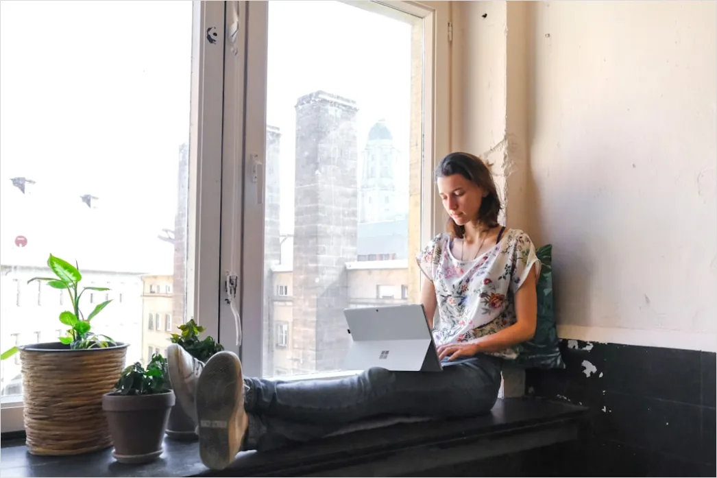 Detail Frau Schreibt Am Laptop Am Fenster Bild Number 9