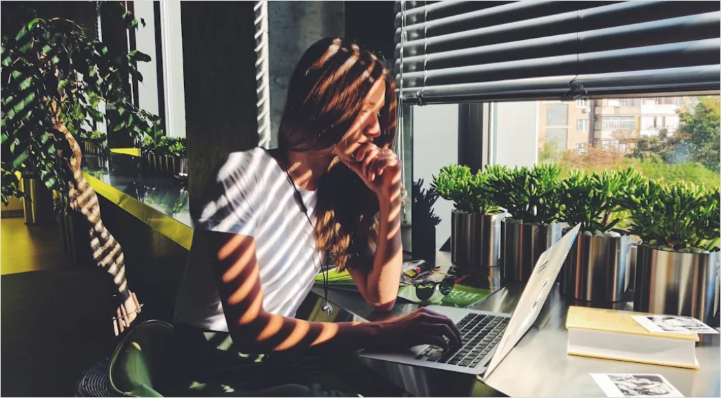 Detail Frau Schreibt Am Laptop Am Fenster Bild Number 10