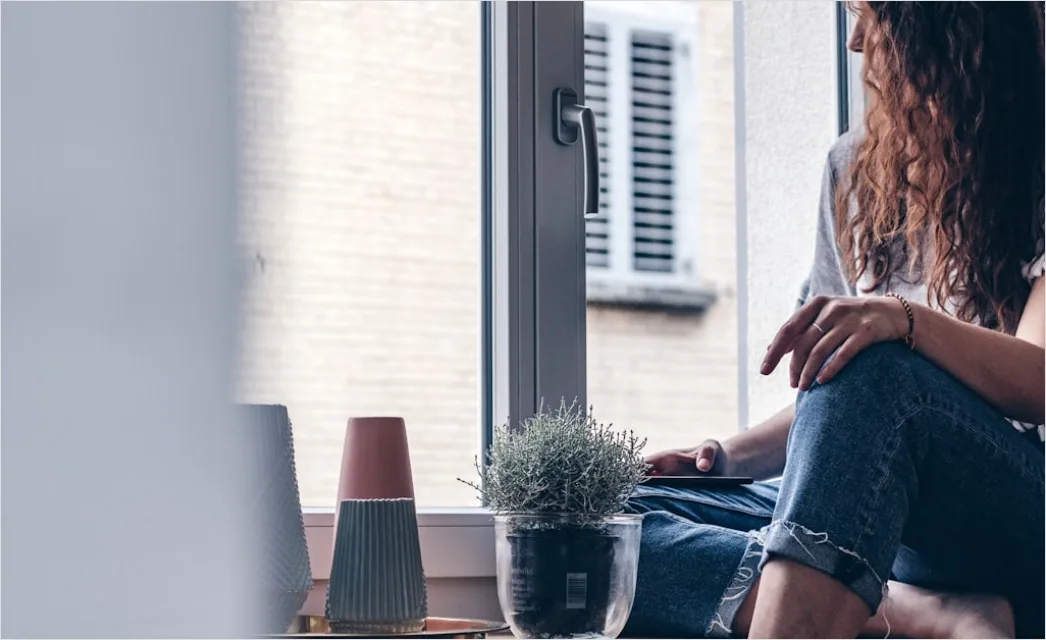 Detail Frau Schreibt Am Laptop Am Fenster Bild Number 11