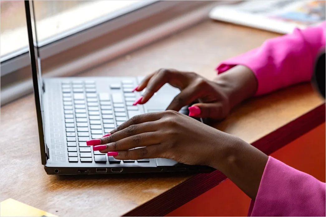 Frau Schreibt Am Laptop Am Fenster Bild C404