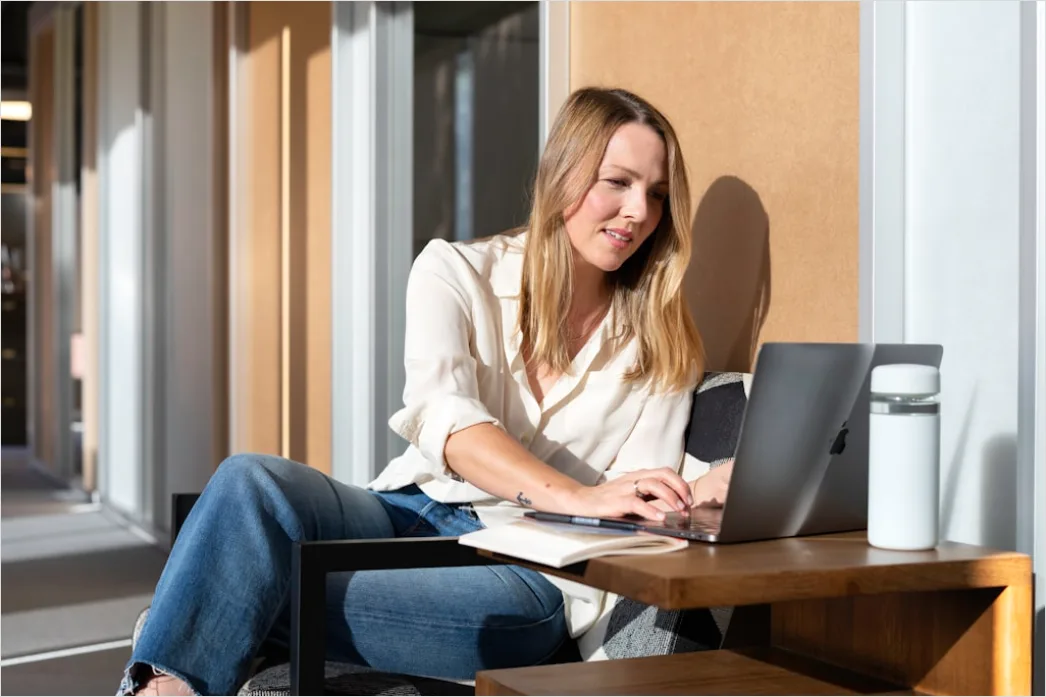 Detail Frau Schreibt Am Laptop Am Fenster Bild Number 2