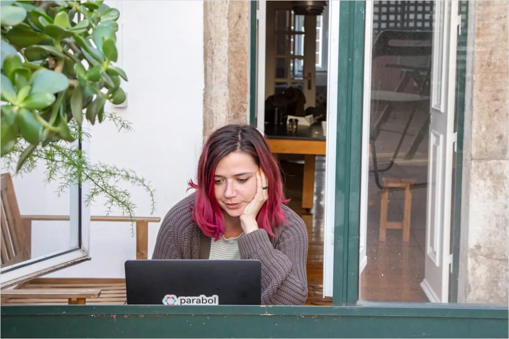 Detail Frau Schreibt Am Laptop Am Fenster Bild Number 3