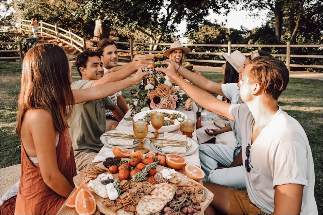Freunde Beim Picknick Im Sommer Foto 4bee