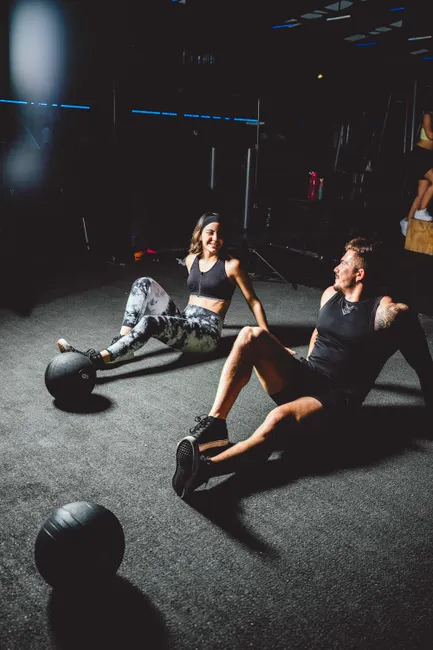 Freunde Trainieren Gemeinsam Im Fitnessstudio Foto 6950