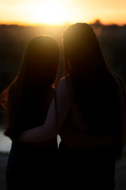Freunde Umarmen Sich Bei Sonnenuntergang Bild 3e23