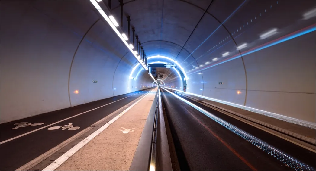 Futuristischer Tunnel Mit Blauem Neonlicht 185e