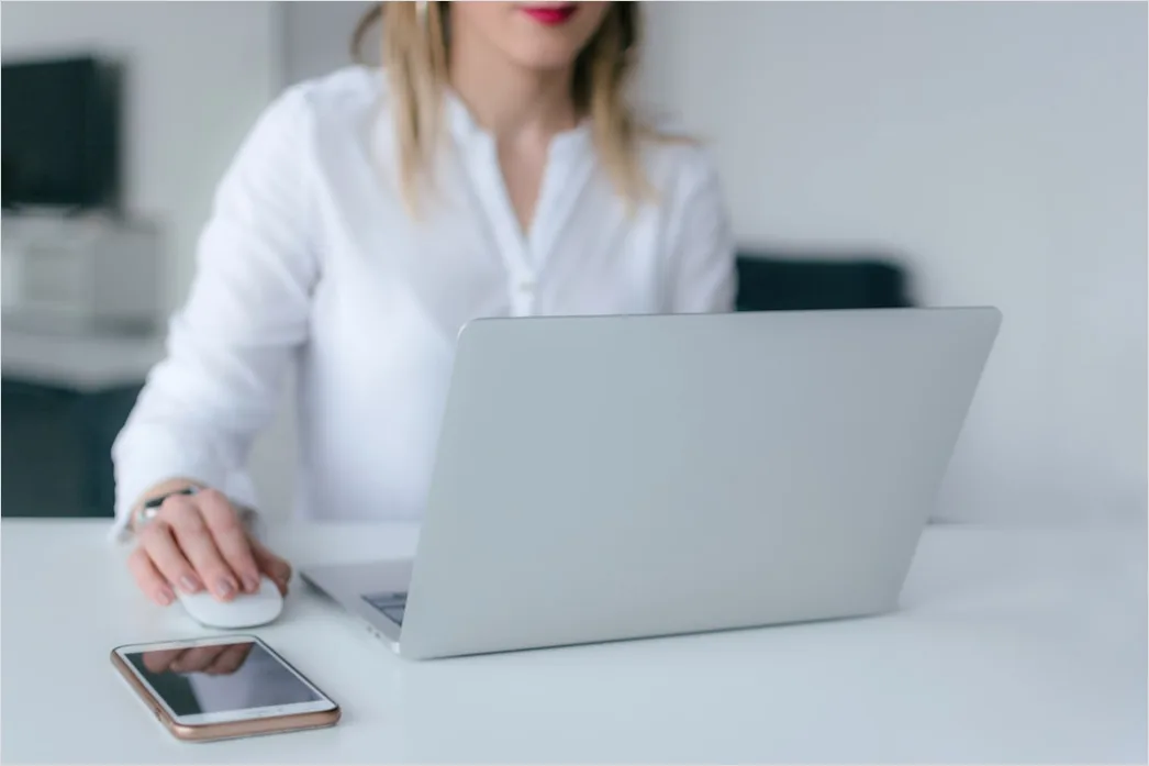 Geschaeftsfrau Mit Laptop Im Buero Bild 1164
