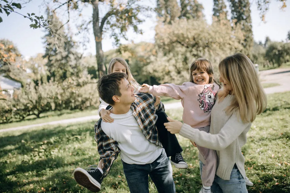 Glueckliche Familie Im Park Foto E82f