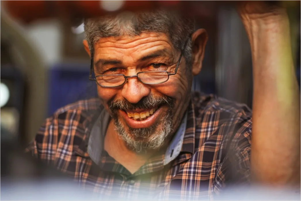 Gluecklicher Mann Lacht In Die Kamera Foto D82b