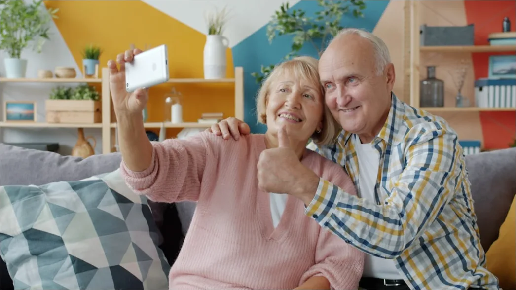 Glueckliches Paar Zu Hause Auf Sofa Foto Ba15