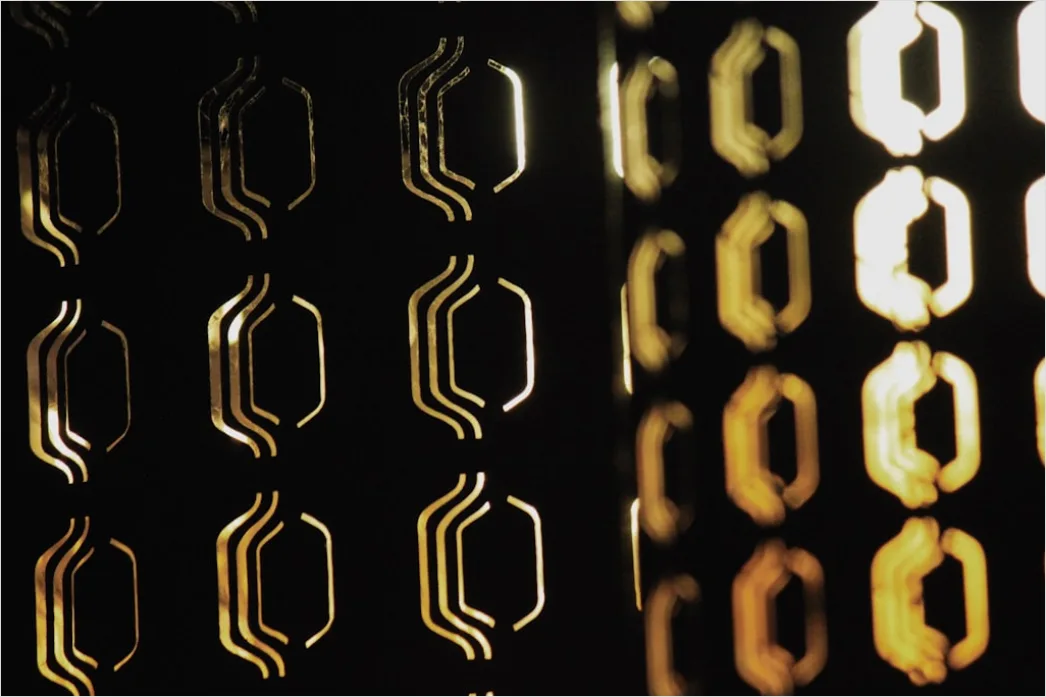 Detail Goldene Geometrische Linien Auf Schwarz Number 10