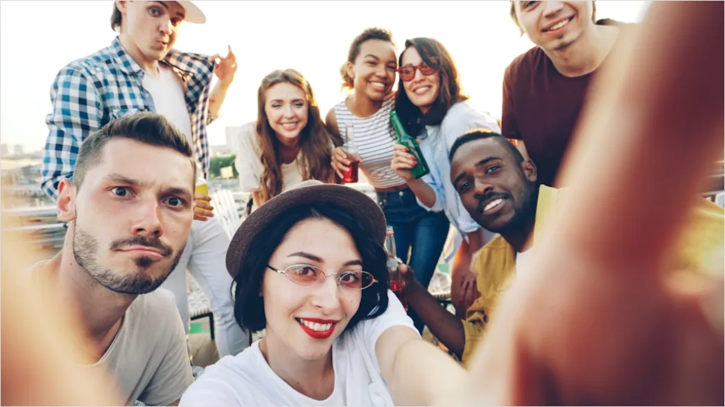 Gruppe Junger Menschen Beim Spazierengehen Foto 5e26