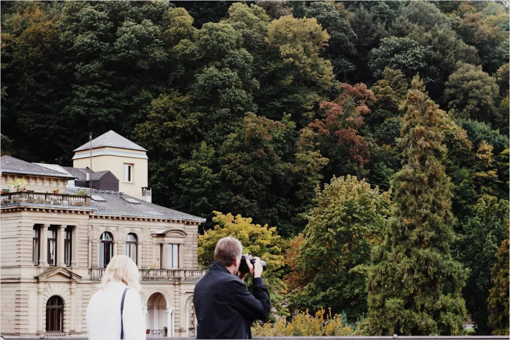 Hochzeitspaar Vor Historischem Gebaeude Bild 3dad