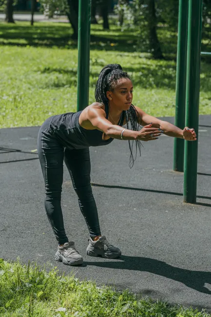 Junge Frau Beim Stretching Im Park Bild 2cbd