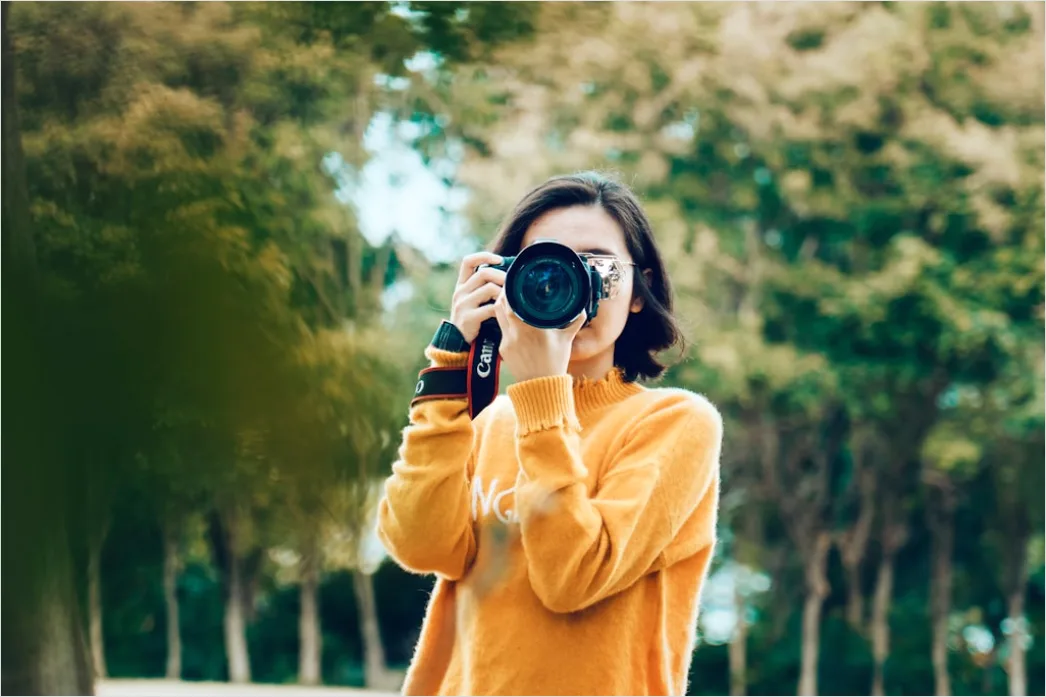 Junge Frau Fotografiert Auf Reise Bild 81fa