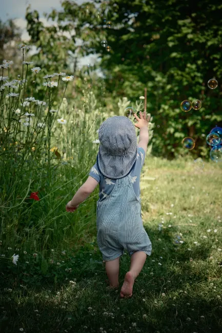 Junge Spielt Draussen Im Garten Bild 6673