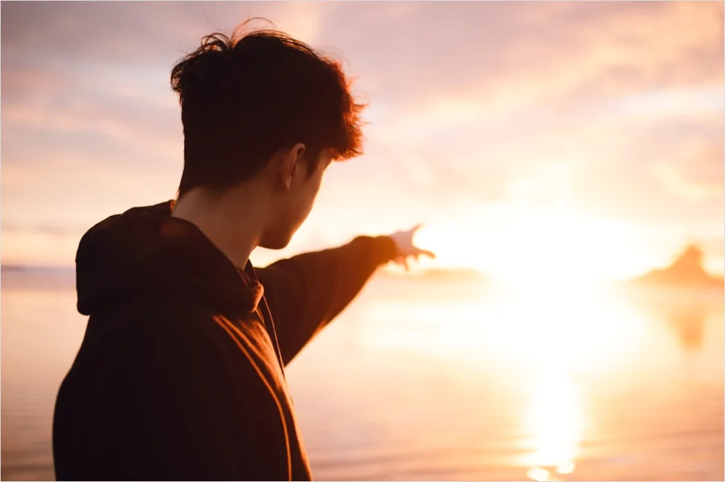 Junger Mann Bei Sonnenuntergang Bild 8d51