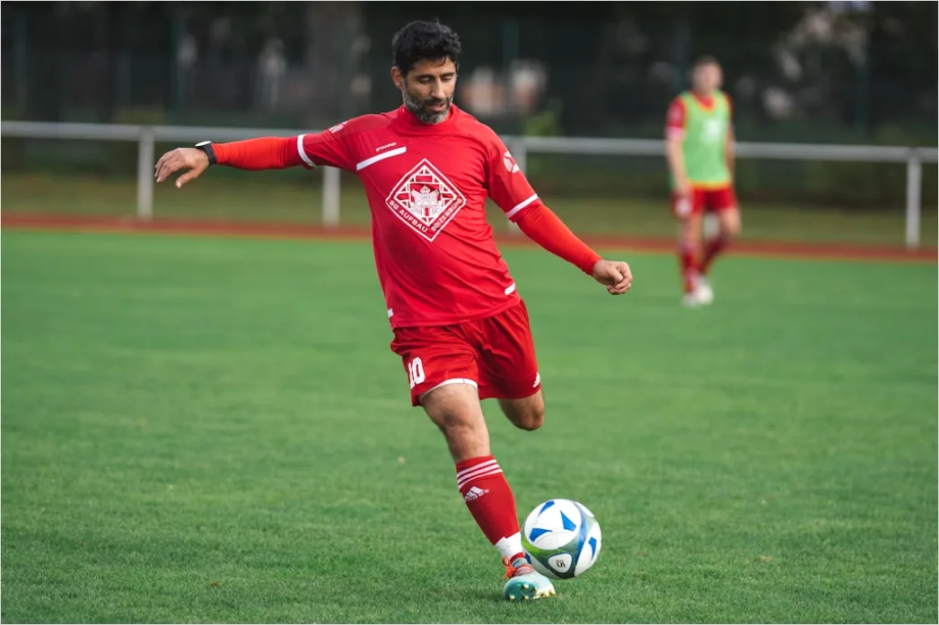 Junger Mann Beim Fussball Spielen Foto 7bab