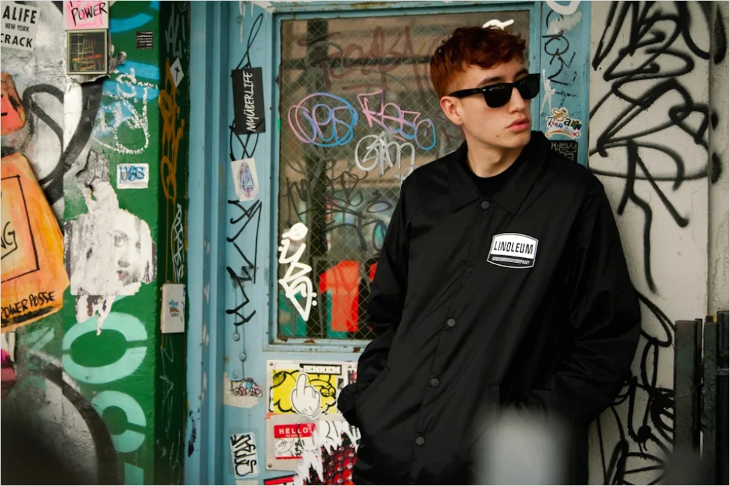 Junger Mann In Streetwear Foto E1cd