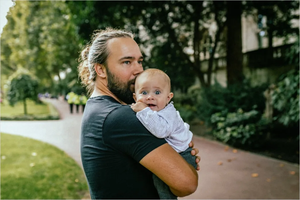 Junger Vater Mit Baby Zu Hause Foto 7ef2