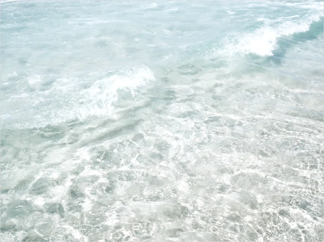 Klare Wasseroberflaeche Mit Sanften Wellen 8cd5
