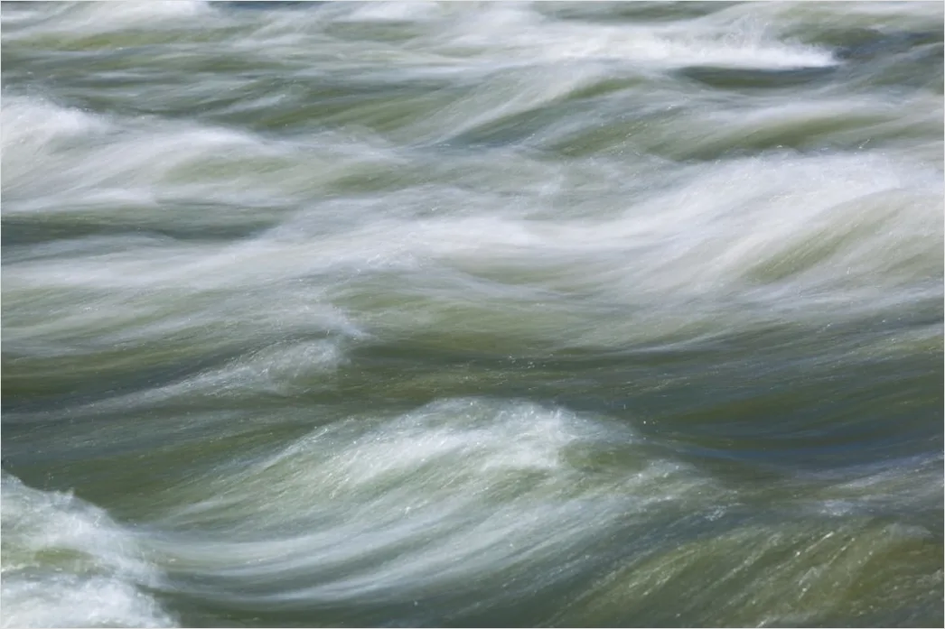 Detail Klare Wasseroberfläche Mit Sanften Wellen Number 2